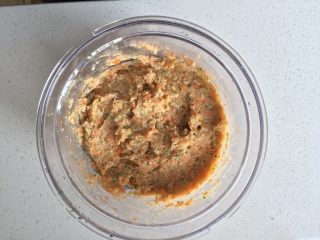 7、蔬菜鸡肉肠,顺时针搅拌均匀