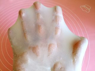 3、羊奶吐司,取出继续手揉、摔打10分钟,出手膜。