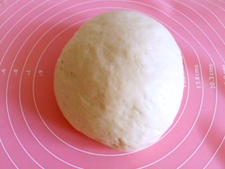 5、羊奶吐司,取出排气。