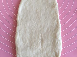 7、羊奶吐司,取一个擀成长舌状。