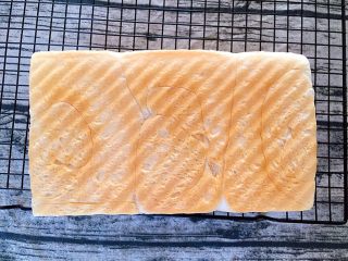 12、羊奶吐司,入烤箱170度烤45分钟,烤好后取出晾温,装袋保存。