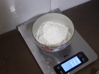 1、一口钟情奶油泡芙????,准备好面粉和盐