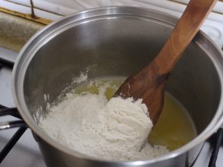 5、一口钟情奶油泡芙????,很快的把面粉和盐倒进去