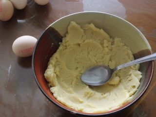 7、一口钟情奶油泡芙????,放到一个碗里，在中间弄一个坑