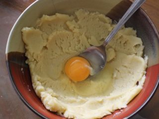 8、一口钟情奶油泡芙????,加一个鸡蛋让后搅拌均匀