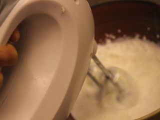 16、一口钟情奶油泡芙????,用搅拌机搅拌一直到它变得绵绵的