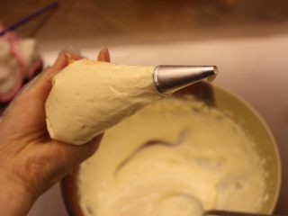 19、一口钟情奶油泡芙????,放到一个袋子里（最好用一个圆头，这样捅进泡芙里会更简单）