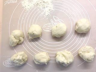 9、松软奶香白馒头,摘成8个70g左右的小面团