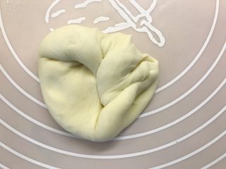 12、松软奶香白馒头,从边缘处往面皮中心按压反复揉捏