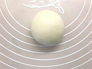 10、松软奶香白馒头,将面团揉圆