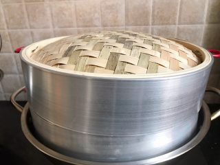 16、松软奶香白馒头,将蒸笼放在锅内蒸20分钟，关火后焖五分钟开盖