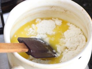 3、车轮泡芙,将筛过的低粉倒入，搅拌均匀。