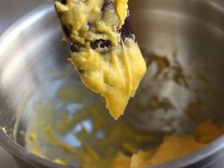 5、车轮泡芙,将鸡蛋打散，分三次加入，拌匀。最后一次不要全加入，直至面糊捞起垂下呈图片就可以了。