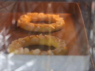 8、车轮泡芙,放入提前预热的烤箱200度20分钟，等泡芙完全涨起改180度。温度和时间根据自家烤箱调整。