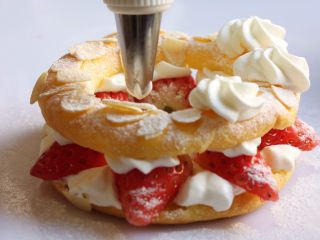 12、车轮泡芙,然后再依次裱上喜欢的花纹，草莓点缀。