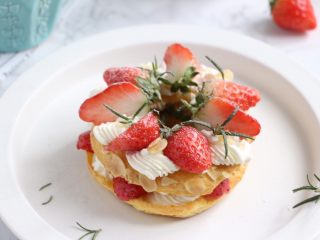 13、车轮泡芙,香草、杏仁片装饰表面，筛上糖粉。