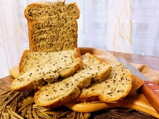 7、黑芝麻吐司 ,晾凉的面包切片。