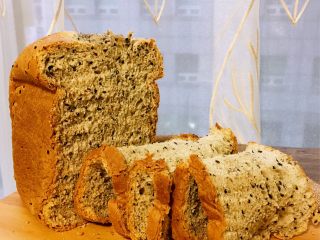 9、黑芝麻吐司 ,因为着急没有凉透就切片了，边缘还是脆脆的。