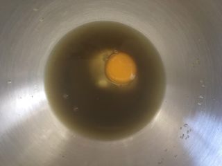 2、青蛙挤挤包,菠菜汁鸡蛋混合