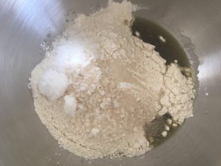 3、青蛙挤挤包,加入除黄油外的材料