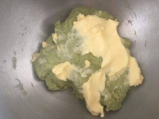 6、青蛙挤挤包,加入软化好的黄油