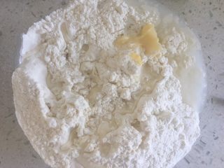 10、青蛙挤挤包,加入面粉和水