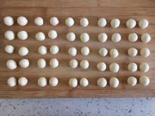 14、青蛙挤挤包,分成50个小剂子揉圆