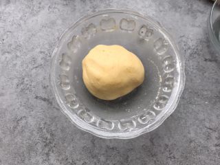 8、南瓜糯米糍,揉成不软不硬的适中面团