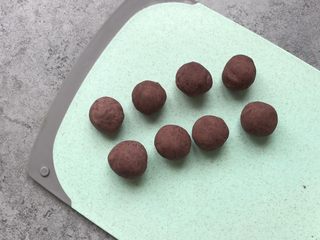 9、南瓜糯米糍,豆沙分成均等八份揉成圆球