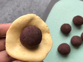 10、南瓜糯米糍,面团同样分成八等份，取一个面团压扁放入豆沙球收口揉成圆球