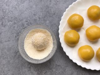 14、南瓜糯米糍,乘热把南瓜糯米球放椰蓉碗里滚一下沾满椰蓉