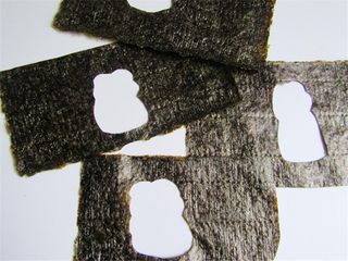 4、可爱的企鹅饭团,海苔剪成数字8字形