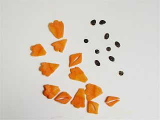 6、可爱的企鹅饭团,把胡萝卜切片剪成企鹅的嘴巴、脚等，海苔剪出眼睛