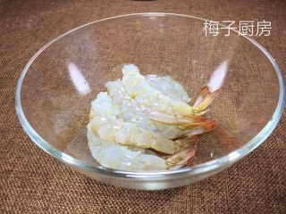 2、土豆虾球, 虾去头、去皮，尾巴留下，为了美观。