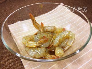3、土豆虾球,倒入料酒、生抽、盐腌制10分钟。