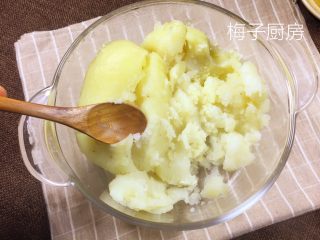 4、土豆虾球,土豆煮熟、用勺子捣成泥。