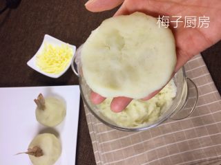 5、土豆虾球,倒入生粉、胡椒粉、盐搅拌均匀，再用手按成厚点的土豆皮。
