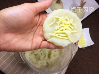 6、土豆虾球,放一层奶酪。