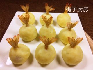 7、土豆虾球,放入虾仁，包起来的样子。