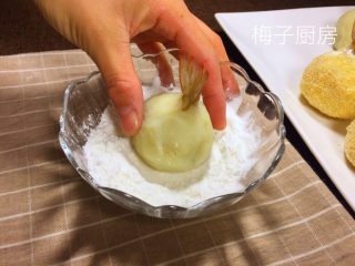 8、土豆虾球,粘一层淀粉。