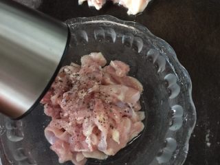 5、墨西哥薄脆饼配牛油果番茄莎莎,撒上黑椒碎