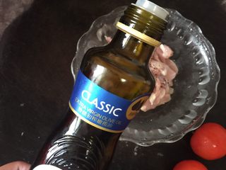 6、墨西哥薄脆饼配牛油果番茄莎莎,倒入橄榄油