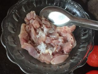 8、墨西哥薄脆饼配牛油果番茄莎莎,然后加入适量盐搅拌均匀，静置半小时