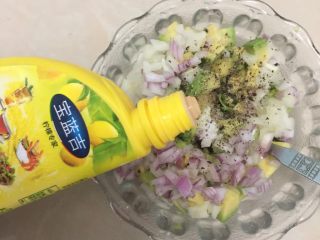 10、墨西哥薄脆饼配牛油果番茄莎莎,然后加入柠檬汁（也可以加入新鲜柠檬汁）