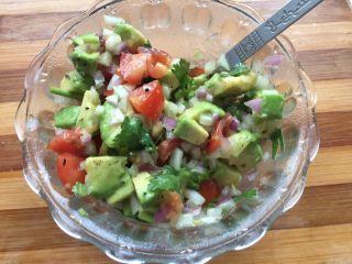 11、墨西哥薄脆饼配牛油果番茄莎莎,搅拌均匀