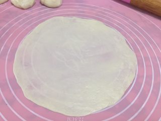 13、墨西哥薄脆饼配牛油果番茄莎莎,擀成薄圆形饼皮