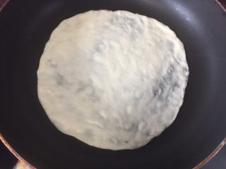 14、墨西哥薄脆饼配牛油果番茄莎莎,放入无油的平底锅里煎