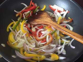 17、墨西哥薄脆饼配牛油果番茄莎莎,青椒、红黄彩椒、白紫洋葱切丝后放入锅里炒香