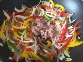 18、墨西哥薄脆饼配牛油果番茄莎莎,然后放入腌制好的鸡肉一起翻炒均匀