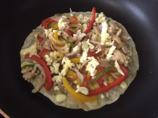 21、墨西哥薄脆饼配牛油果番茄莎莎,再撒入马苏里拉奶酪